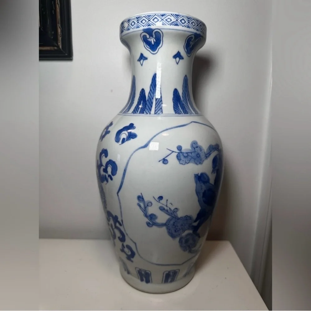 💙🤍Vintage Blue and White Chinese Vase